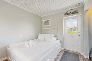 Iron/ironing board, free WiFi, bed sheets - Waterfront & snowbird-friendly studio with dock & quick open water access (Conch Key)