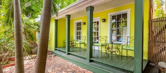 Comfortable Cottage with Private Pool & Lovely Garden - Great Location