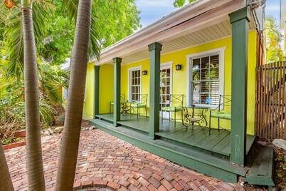 Comfortable Cottage with Private Pool & Lovely Garden - Great Location