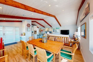 Dining - Radiant waterfront retreat with remarkable views, patio, tennis court, & grill (Islamorada)