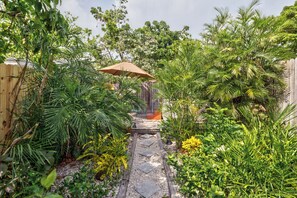 Property grounds - Two Rustic Cottages with Private Hot Tubs & Private Parking - Dogs OK (Key West)