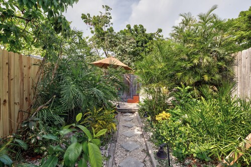 Two Rustic Cottages with Private Hot Tubs & Private Parking - Dogs OK