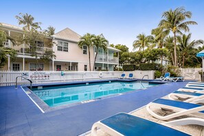 A heated pool - Alluring corner unit w/ full kitchen & pool - close to beach/ nightlife (Key West)