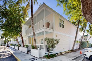 Exterior - Alluring corner unit w/ full kitchen & pool - close to beach/ nightlife (Key West)