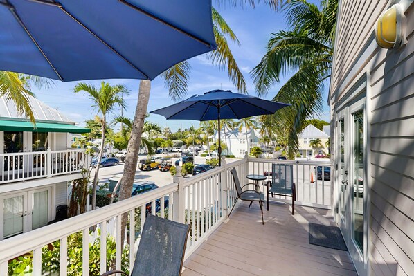Property grounds - Alluring corner unit w/ full kitchen & pool - close to beach/ nightlife (Key West)