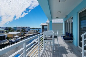 Property grounds - Sprawling waterfront home with pool, outdoor kitchen, game table, grill, & W/D (Key Largo)