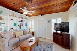 Smart TV - Waterfront escape with dock, furnished deck & patio, grill & central AC (Marathon)