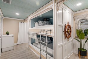Iron/ironing board, Internet, bed sheets - Snowbird-friendly townhouse with ocean view, heated pool, central AC, & deck (Marathon)