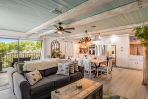 TV, computer monitors - Snowbird-friendly townhouse with ocean view, heated pool, central AC, & deck (Marathon)