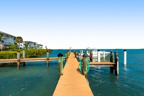 Marina - Snowbird-friendly townhouse with ocean view, heated pool, central AC, & deck (Marathon)