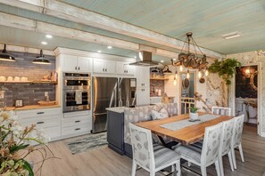 Dining - Snowbird-friendly townhouse with ocean view, heated pool, central AC, & deck (Marathon)