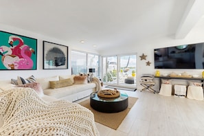 TV, books - Resort-style house on the ocean with Cabana Club membership, dock, & kayaks (Key Colony Beach)