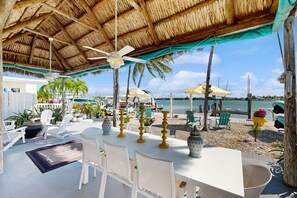 Outdoor dining - Resort-style house on the ocean with Cabana Club membership, dock, & kayaks (Key Colony Beach)