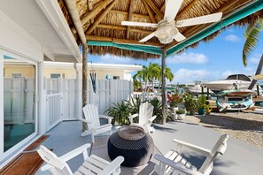 Terrace/patio - Resort-style house on the ocean with Cabana Club membership, dock, & kayaks (Key Colony Beach)