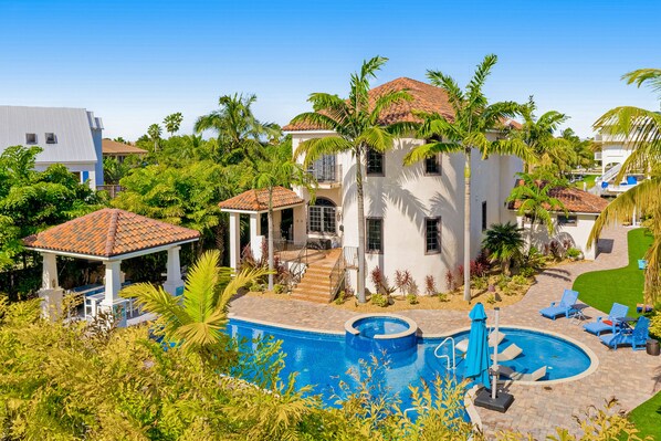 A heated pool - Elegant waterfront home with private pools, hot tub, & dock - walk to beach (Marathon)