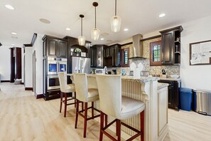 Fridge, microwave, oven, stovetop - Elegant waterfront home with private pools, hot tub, & dock - walk to beach (Marathon)