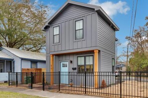 Exterior - Suite on Swann - Brooklyn Arts - We LOVE Doggies! (Wilmington)