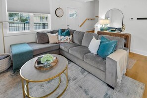 Living area - Suite on Swann - Brooklyn Arts - We LOVE Doggies! (Wilmington)