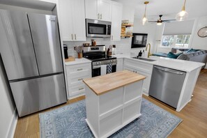 Fridge, microwave, oven, stovetop - Suite on Swann - Brooklyn Arts - We LOVE Doggies! (Wilmington)
