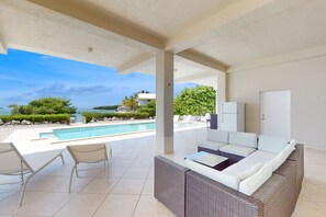 Pool - Oceanfront home with a pool, dock, grill, scenic balconies, games, W/D, & AC (Tavernier)