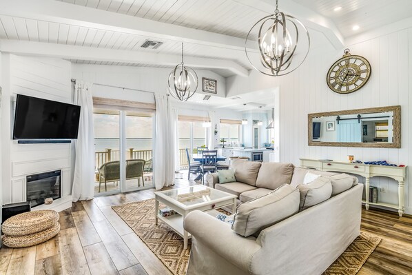 TV, fireplace - Amazing waterfront home with private beach, dock, pool, WiFi & outdoor kitchen (Cudjoe Key)