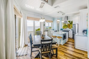 Dining - Amazing waterfront home with private beach, dock, pool, WiFi & outdoor kitchen (Cudjoe Key)