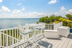 Property grounds - Amazing waterfront home with private beach, dock, pool, WiFi & outdoor kitchen (Cudjoe Key)