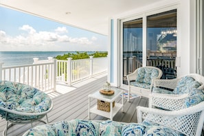 Terrace/patio - Amazing waterfront home with private beach, dock, pool, WiFi & outdoor kitchen (Cudjoe Key)