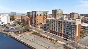 Un hôtel à plusieurs étages doté d’un parking, offrant une vue sur le front de mer et comprenant un quai.