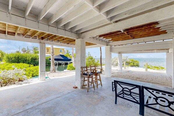 Outdoor dining - Dazzling Bayfront Home w/ 2 Boat Docks, Huge Deck, 1 Kayak, Pool Table -1 Dog OK (Cudjoe Key)