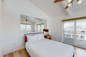 Free WiFi, bed sheets - Dazzling Bayfront Home w/ 2 Boat Docks, Huge Deck, 1 Kayak, Pool Table -1 Dog OK (Cudjoe Key)