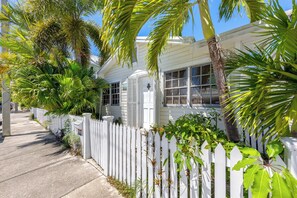 Exterior - Old Town Key West classic with private saltwater pool & enclosed patio- by shops (Key West)