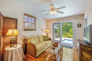 TV, books - Old Town Key West classic with private saltwater pool & enclosed patio- by shops (Key West)