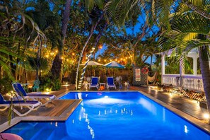 A heated pool - Deluxe ground-floor studio - pool, courtyard, walk to Duval St shops & beach (Key West)