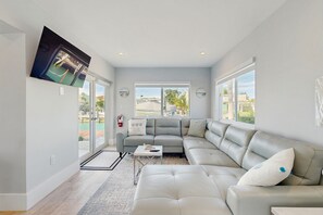 Smart TV - Cozy home with water access, full kitchen, internet, AC (Marathon)