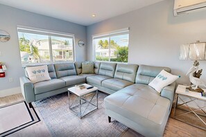 Smart TV - Cozy home with water access, full kitchen, internet, AC (Marathon)