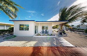 Exterior - Cozy home with water access, full kitchen, internet, AC (Marathon)