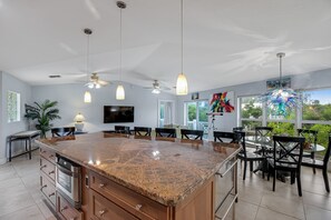 Dining - Waterfront hideaway with dock, pool & inviting patio - walk to Sombrero Beach (Marathon)