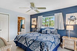 Desk, free WiFi, bed sheets - Waterfront hideaway with dock, pool & inviting patio - walk to Sombrero Beach (Marathon)