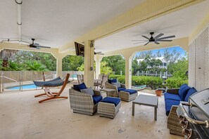 Terrace/patio - Waterfront hideaway with dock, pool & inviting patio - walk to Sombrero Beach (Marathon)