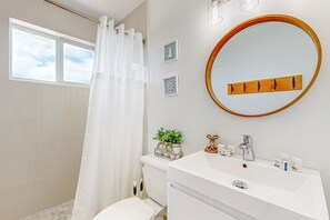 Douche, sèche-cheveux, serviettes fournies