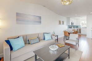 TV - Waterfront coastal duplex w/ balcony views, gas grill, washer & dryer, WiFi (Marathon)