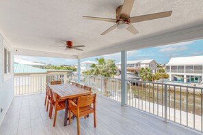 Outdoor dining - Waterfront coastal duplex w/ balcony views, gas grill, washer & dryer, WiFi (Marathon)