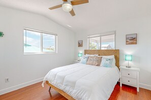 Desk, iron/ironing board, free WiFi, bed sheets - Waterfront coastal duplex w/ balcony views, gas grill, washer & dryer, WiFi (Marathon)