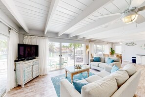 Smart TV - Waterfront home with 60-foot dock & beautiful patio - walk to beach (Key Colony Beach)
