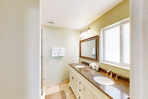 Douche, sèche-cheveux, serviettes fournies