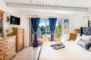 Iron/ironing board, travel cot, free WiFi, bed sheets - Waterfront home with gorgeous patio, WiFi, gas grill, & great location (Key Colony Beach)