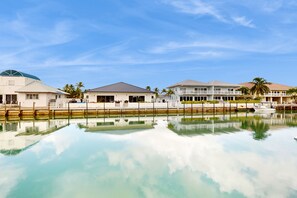 Exterior - Deluxe waterfront retreat with hot tub, pool & Cabana Club access (Key Colony Beach)
