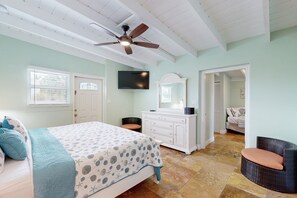 Iron/ironing board, free WiFi, bed sheets - Deluxe waterfront retreat with hot tub, pool & Cabana Club access (Key Colony Beach)