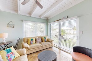 TV - Deluxe waterfront retreat with hot tub, pool & Cabana Club access (Key Colony Beach)